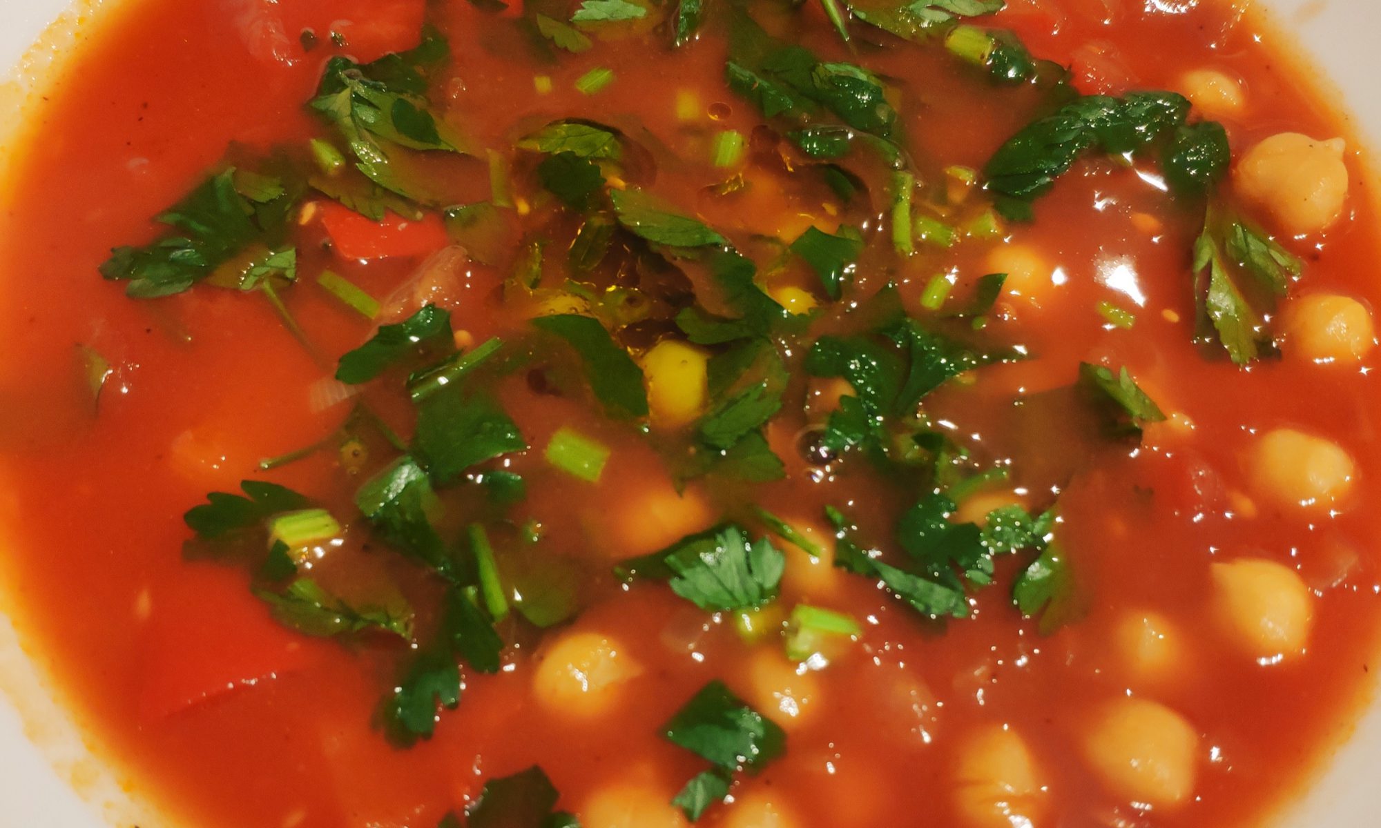 Hiszpańska zupa z pomidorami, papryką i ciecierzycą